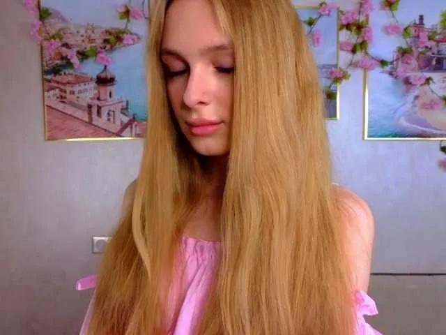 Offline CrimsonAura on BongaCams