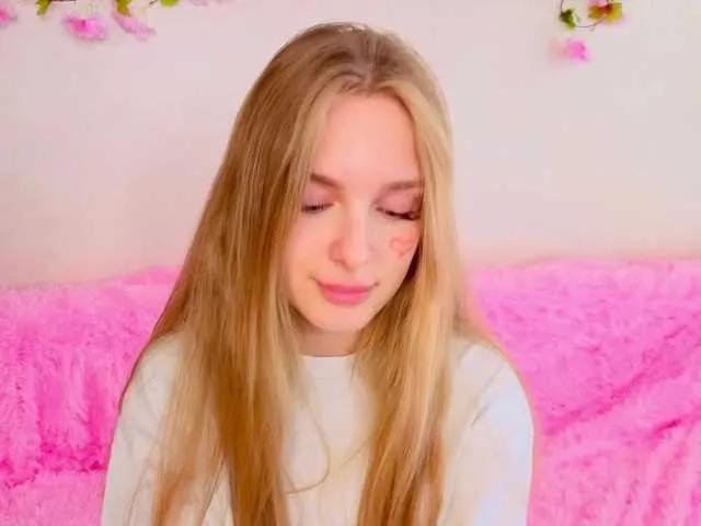 Offline CrimsonAura on BongaCams