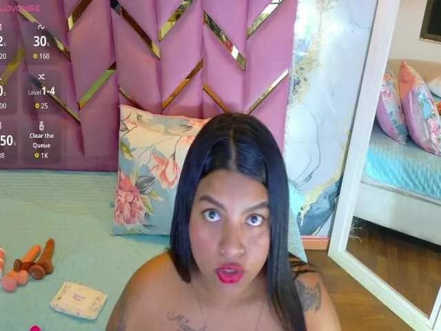 Freechat curvybrunnett on BongaCams