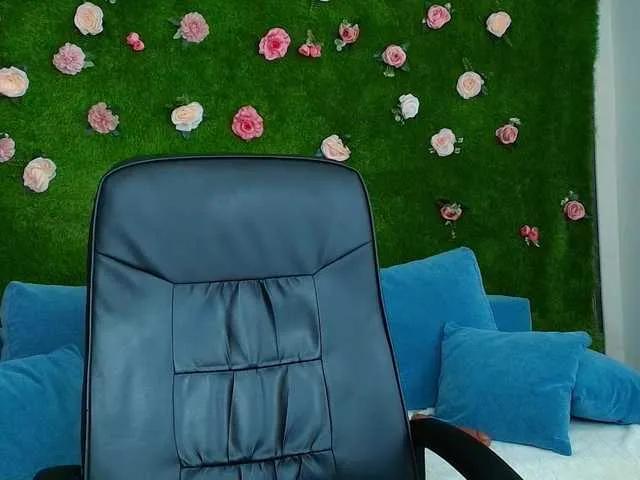 Freechat HugeTittiess on BongaCams