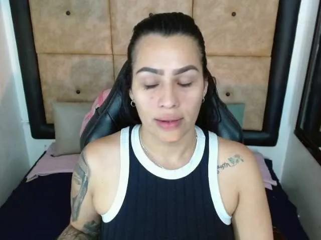 Freechat IamCarollVbna on BongaCams