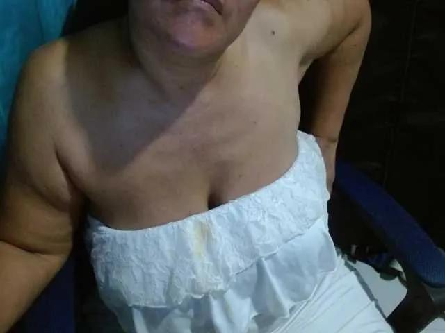 Freechat katiamature on BongaCams