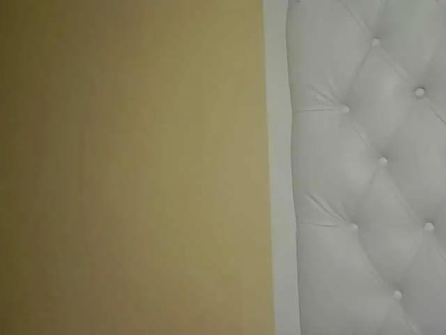 Freechat queenivy on BongaCams