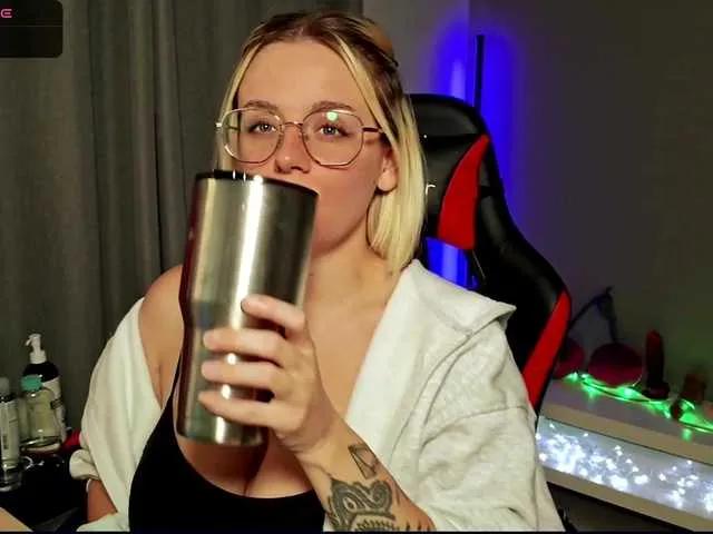 Offline sweetshyann111 on BongaCams