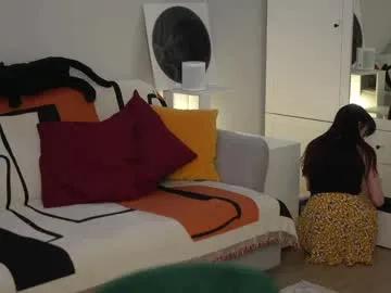 _blackbee_ — play with tits and tease for 5 min [1067 tokens left] #erotic #smile #natural #dance