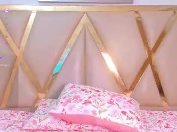 Freechat littleebonymommy on Chaturbate