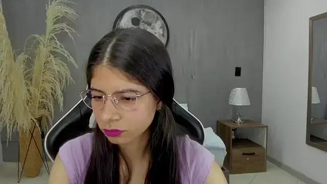 Freechat carlina_15 on StripChat