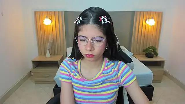 Freechat carlina_15 on StripChat