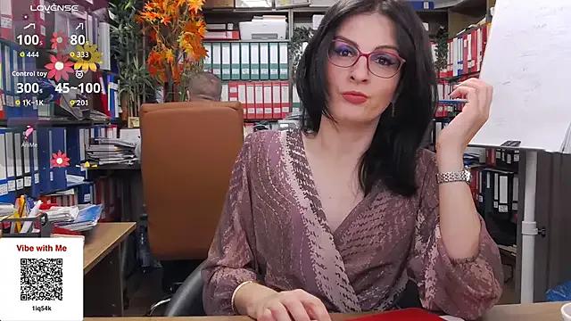 Freechat classyladyrellax on StripChat