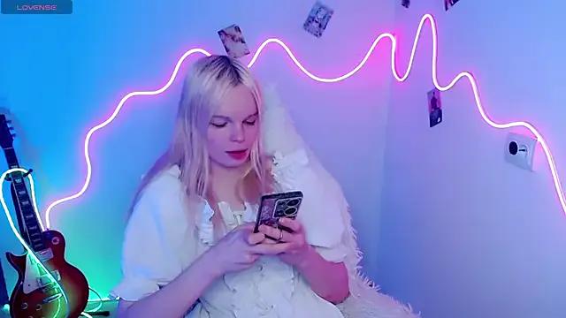 Freechat Emily_Nyaffee on StripChat