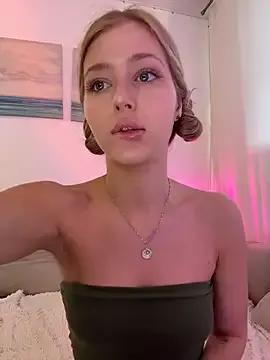 StripChat LunaRase is Freechat LunaRase — Shaking my naked booty