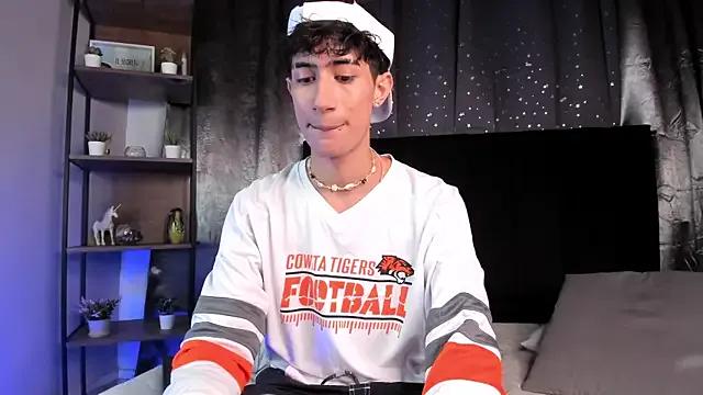 NovaaWheler — closeup doggypose + shake ass to cam 