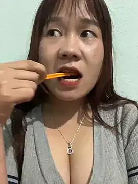 Freechat qinejr37 on StripChat