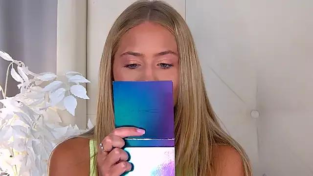 Freechat ur_wet_dreams on StripChat