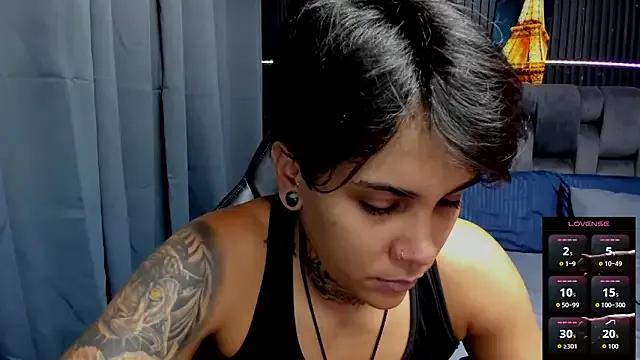 Freechat ZhoeStrong on StripChat